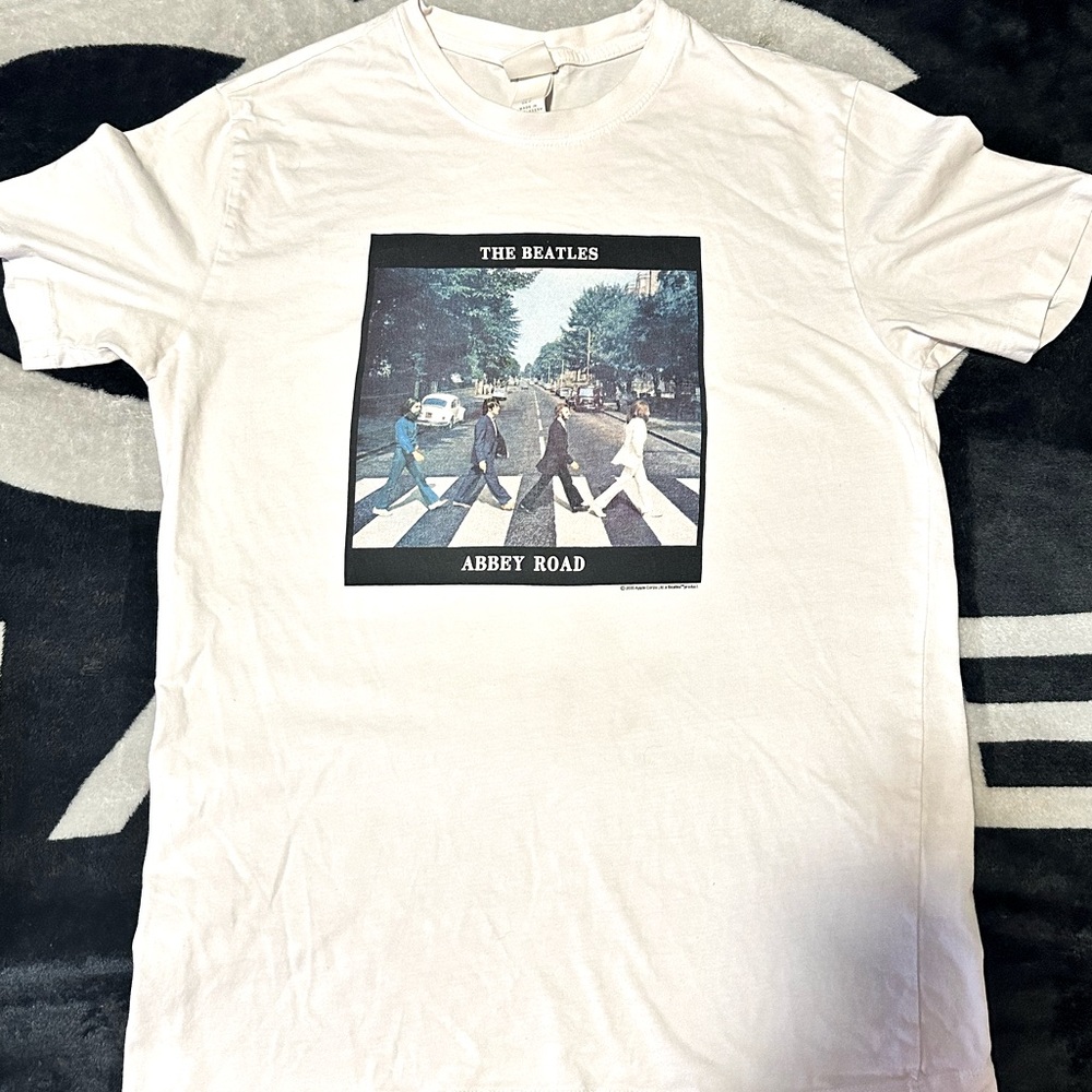 THE BEATLES ABBEY ROAD “FAMOUS PHOTO” size medium/small